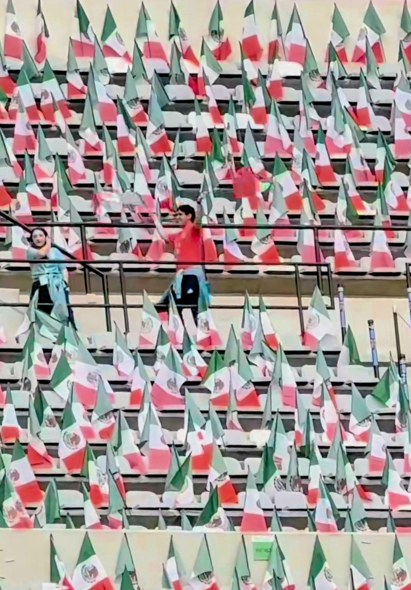 MXESTADIOS's tweet photo. Será fantástico!
México tendrá un gran recibimiento en el Azteca, con 80 mil banderas tricolores.
Ya están repartidas en la grada del Coloso. https://t.co/Q1MO3hUoSy