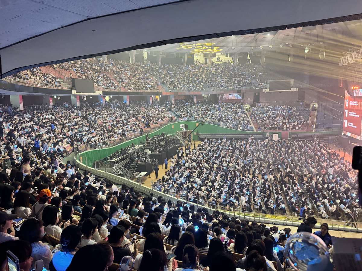 miniming07's tweet photo. 이 많은 사람들 다 하바 해주고
다시금 벅차올라(つ︿•︡｡)｡
저는 오늘 못가지만 가시는 분들 두눈 가득 담아오시길 https://t.co/q5xEQybEA8