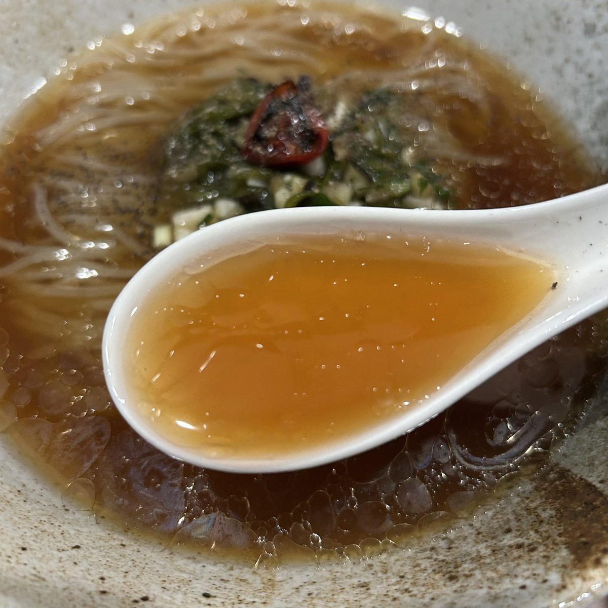 JunichiT0209's tweet photo. 麺邸 いざかなや＠大阪市平野区
イサキ煮干しと山形だしの冷やし
味玉【限定】

煮干🐟の香ばしさが堪らん🤩
醤油の合わさり方もよく完成されたスープがホント最高💯
山形だしの味変💯ドライ🍅が甘くて👏
このメニューの為の盛岡冷麺仕様も😍
たくさんお話しできて美味さ倍増🤣
ご馳走様でした🙇‍♂️ https://t.co/M1ZBmHBmpi