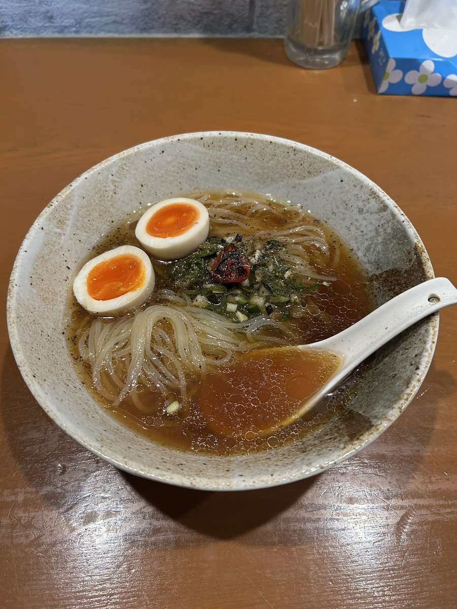 JunichiT0209's tweet photo. 麺邸 いざかなや＠大阪市平野区
イサキ煮干しと山形だしの冷やし
味玉【限定】

煮干🐟の香ばしさが堪らん🤩
醤油の合わさり方もよく完成されたスープがホント最高💯
山形だしの味変💯ドライ🍅が甘くて👏
このメニューの為の盛岡冷麺仕様も😍
たくさんお話しできて美味さ倍増🤣
ご馳走様でした🙇‍♂️ https://t.co/M1ZBmHBmpi