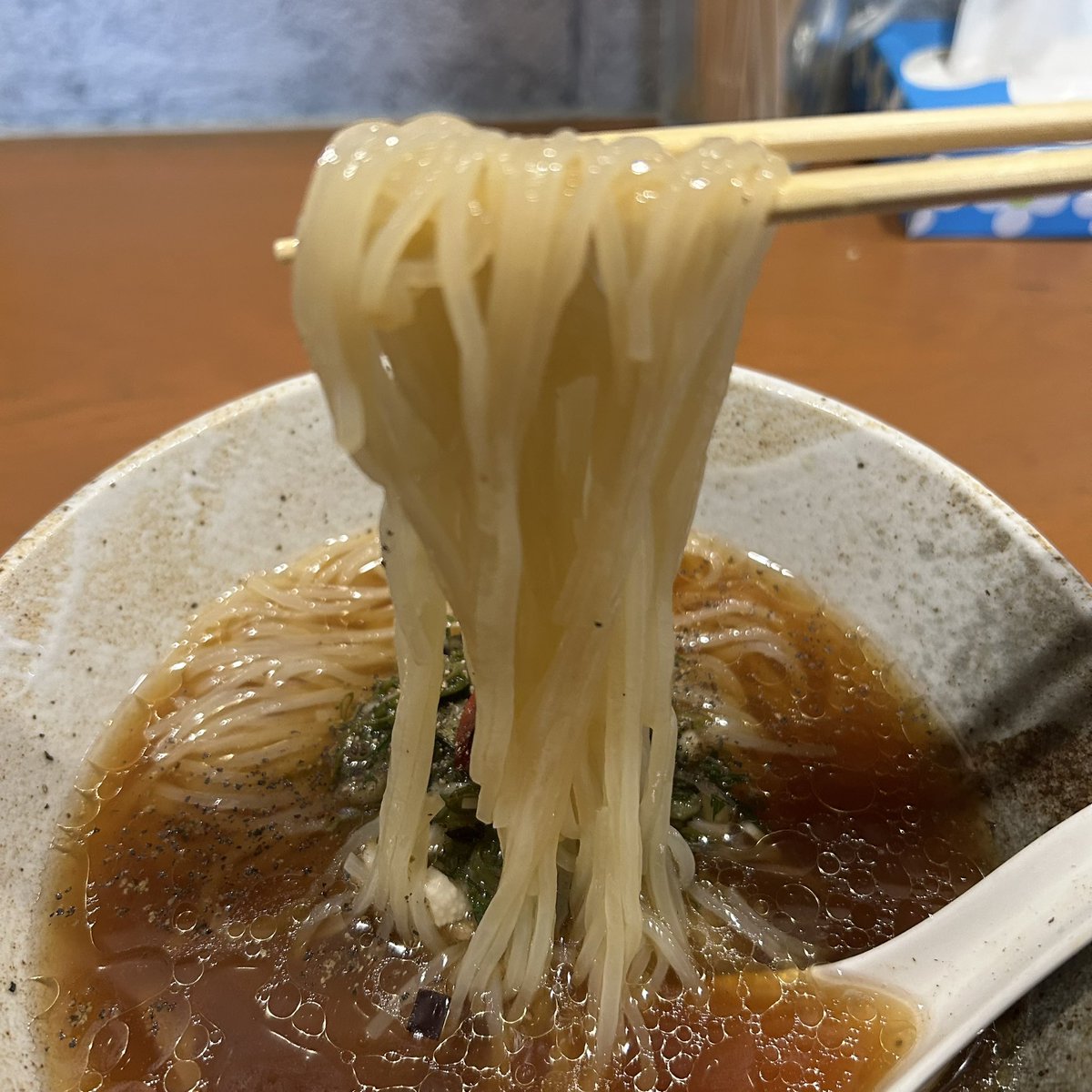 JunichiT0209's tweet photo. 麺邸 いざかなや＠大阪市平野区
イサキ煮干しと山形だしの冷やし
味玉【限定】

煮干🐟の香ばしさが堪らん🤩
醤油の合わさり方もよく完成されたスープがホント最高💯
山形だしの味変💯ドライ🍅が甘くて👏
このメニューの為の盛岡冷麺仕様も😍
たくさんお話しできて美味さ倍増🤣
ご馳走様でした🙇‍♂️ https://t.co/M1ZBmHBmpi