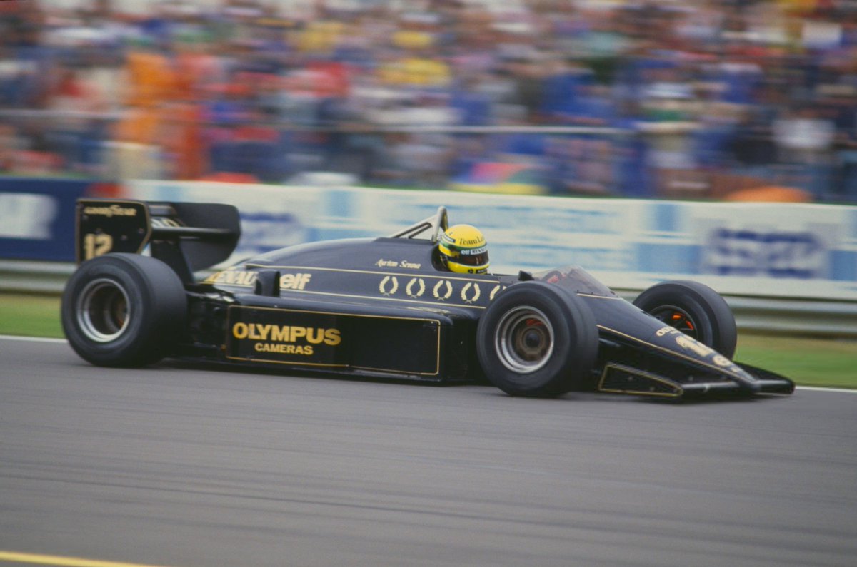 CarrosLindosF1's tweet photo. 🇧🇷 Ayrton Senna (Lotus) no GP da Inglaterra de 1985. https://t.co/9JC8lspkE8