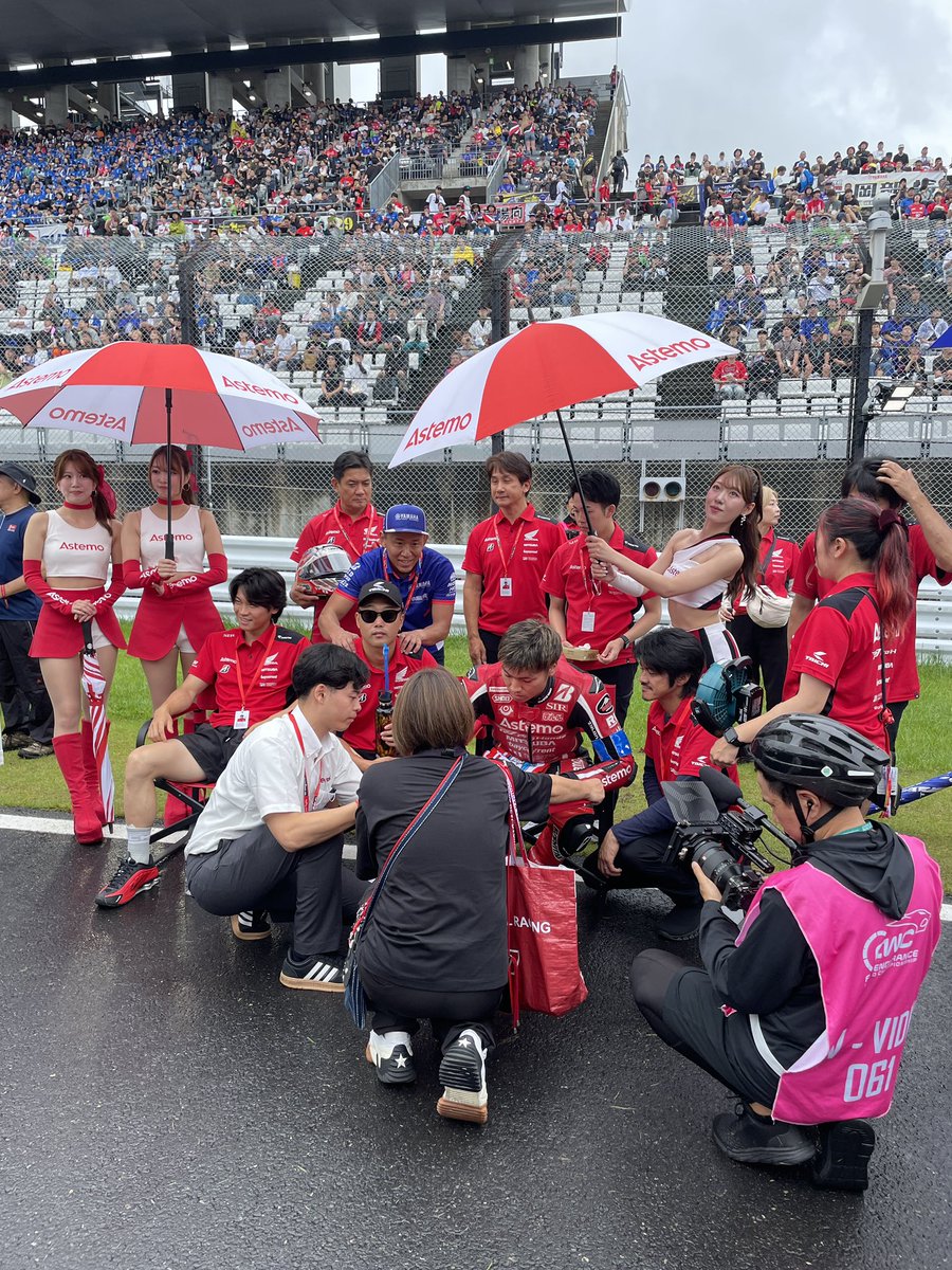 SIRacing17's tweet photo. スタート前!皆さんの声援が力になる🔥💪
#鈴鹿8耐 #siracing https://t.co/6XJcmmPOcm