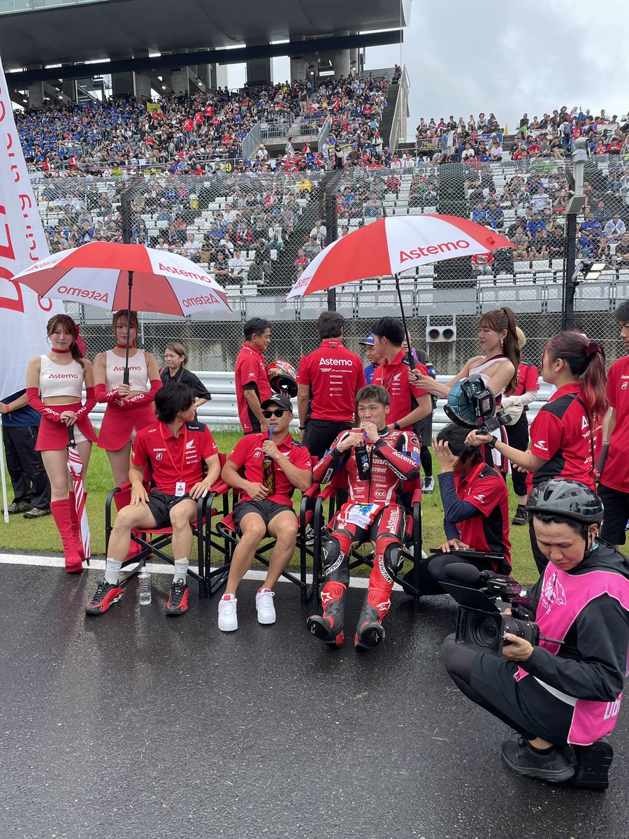 SIRacing17's tweet photo. スタート前!皆さんの声援が力になる🔥💪
#鈴鹿8耐 #siracing https://t.co/6XJcmmPOcm