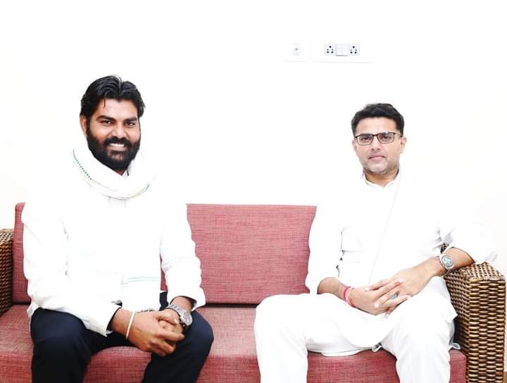 RohitMeenaIN's tweet photo. भारतीय किसान यूनियन, राजस्थान युवा मोर्चा प्रदेशाध्यक्ष, टोडाभीम विधानसभा के भावी युवा विधायक श्री @VikramMeena_ जी जन्मदिन की हार्दिक बधाई एवं शुभकामनाएं।

हम आपके उत्तम स्वास्थ्य एवं उज्जवल भविष्य की कामना करतें है । #VikramSinghMeena #HBDVikramSinghMeena @SachinPilot https://t.co/zK0ft5gdjR