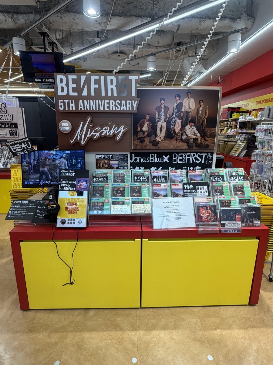 TOWER_Shibuya's tweet photo. 【#BEFIRST】#BMSG
＼#JonasBluexBEFIRST／
5th Anniversary Project
第二弾SG「Missing」
#BF_Missing
⚠️通常盤【お品切れ】しております。

*＼2026.11 4th AL”BE:4U“リリース／*
━━━━━━━━━━━━━━━━
ジャンルレスに楽しませてくれるBE:FIRSTとBye Byeだけじゃ終わらないドキドキをまずは”Missing”でぜひ💫
━━━━━━━━━━━━━━━━

JUNONさん、SHUNTOさんご訪店👏
サイン&コメントカードいただきました
詳細は下のポストをチェックお願いします

🩶特典　ドアノブハンガー🩶

本日も、皆さまのご来店お待ちしております🥰（SZ）