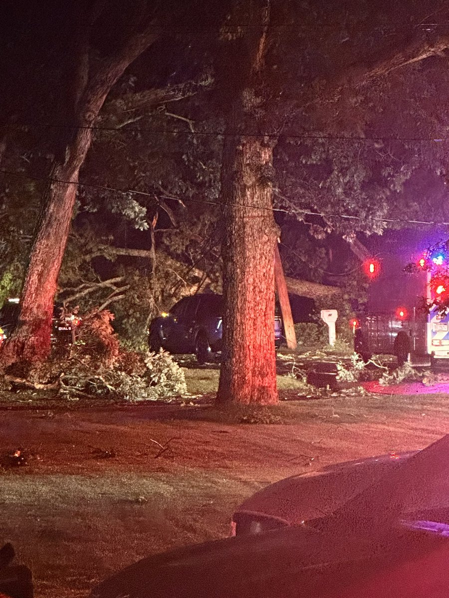 PatyBrady1's tweet photo. Severe thunderstorm got really strong in Hampton Bays #hamptons #hamptonbays #thunderstorm #newyork #liny #4thofjuly https://t.co/CB0lIXgh78