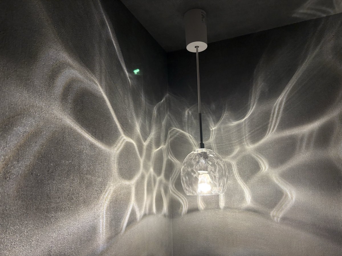 mogu_aitem's tweet photo. 注文住宅のトイレで大後悔…
壁紙のせいでリモコンが反応しない

赤外線リモコンの光が暗い壁紙に吸収されちゃうからだそうです。

トイレの壁紙は明るいものをお勧めします😭
リフォーム、お家建てる人は気をつけてください🙇‍♀️ https://t.co/4amEU3KtN3