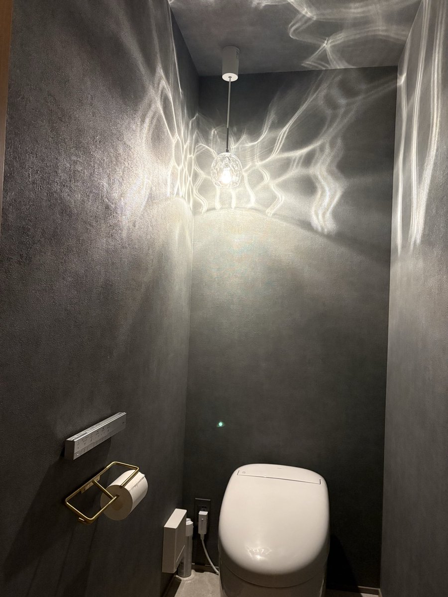 mogu_aitem's tweet photo. 注文住宅のトイレで大後悔…
壁紙のせいでリモコンが反応しない

赤外線リモコンの光が暗い壁紙に吸収されちゃうからだそうです。

トイレの壁紙は明るいものをお勧めします😭
リフォーム、お家建てる人は気をつけてください🙇‍♀️ https://t.co/4amEU3KtN3