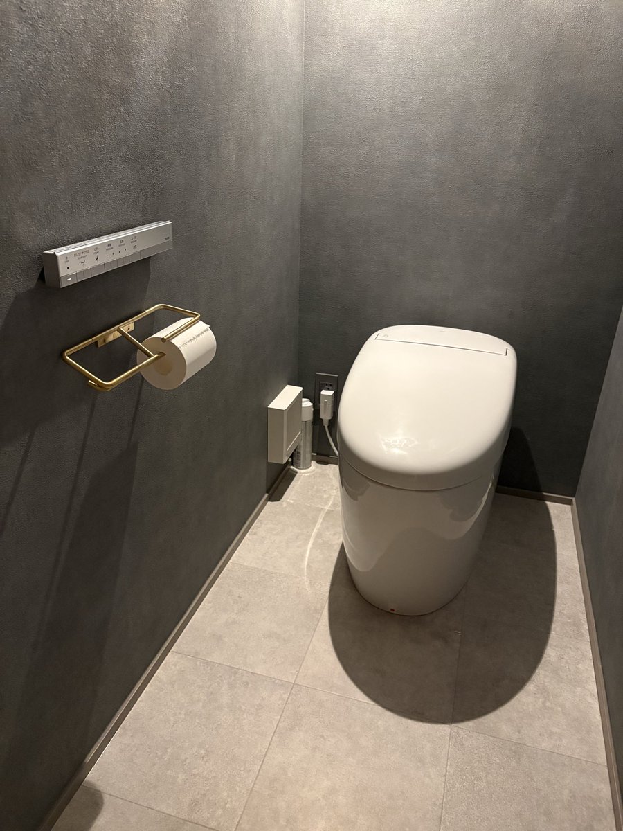 mogu_aitem's tweet photo. 注文住宅のトイレで大後悔…
壁紙のせいでリモコンが反応しない

赤外線リモコンの光が暗い壁紙に吸収されちゃうからだそうです。

トイレの壁紙は明るいものをお勧めします😭
リフォーム、お家建てる人は気をつけてください🙇‍♀️ https://t.co/4amEU3KtN3