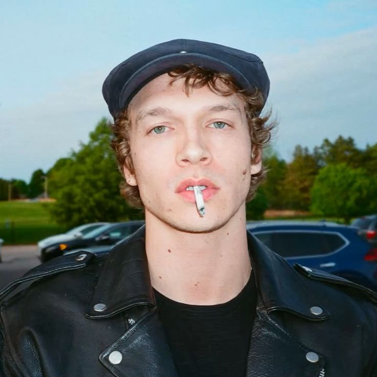 connorstupdates's tweet photo. 🚬🚬 https://t.co/CAi4tld6aB