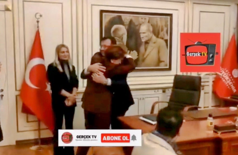 reiso6567's tweet photo. Bu kareler CHP nin bu günki parçalanma hikayesinin başlangıç noktasıdır.
Bu kucaklaşma bu ikilinin Kılıçdaroğlunu bitirme sözleşmesidir.
Tarih birgün bu kucaklaşmanın hikayesinin sırrını aydınlatacaktır. https://t.co/b1CYFyslZE