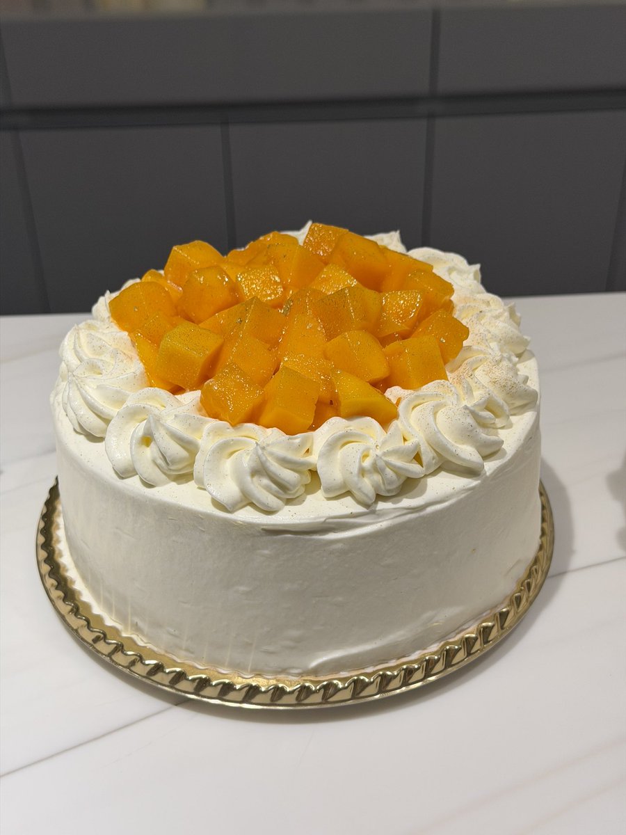 sweetssweets25's tweet photo. Authentic

オーダーマンゴーショート
中はココナッツムース、パッションフルーツ果汁、宮崎の木上完熟マンゴー丸々1つ使用。
マンゴーが激甘でこのまんまで美味しい✨
逆にジェノワとシャンティまでもかなり甘く感じてしまった🥲
ケーキ自体はわりと王道系で、ジェノワはひたひたしっとり系でした！ https://t.co/sjZxisnq9W