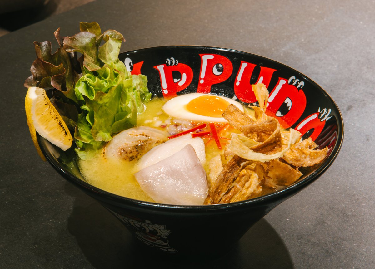 dacobkk's tweet photo. 【バンコク】IPPUDO×人気ストリートアーティスト「BENZILLA」の限定コラボが7/7〜9/30開催！
https://t.co/JOWQ1RushU

「LOOOK」でおなじみ三つ目エイリアンが丼やTシャツ、キーホルダーになって登場します。

コラボ限定「チキン白湯ラーメン」も見逃せない🔥主要7店舗で

#バンコク #タイ #IPPUDO https://t.co/X0m7ZANxBt