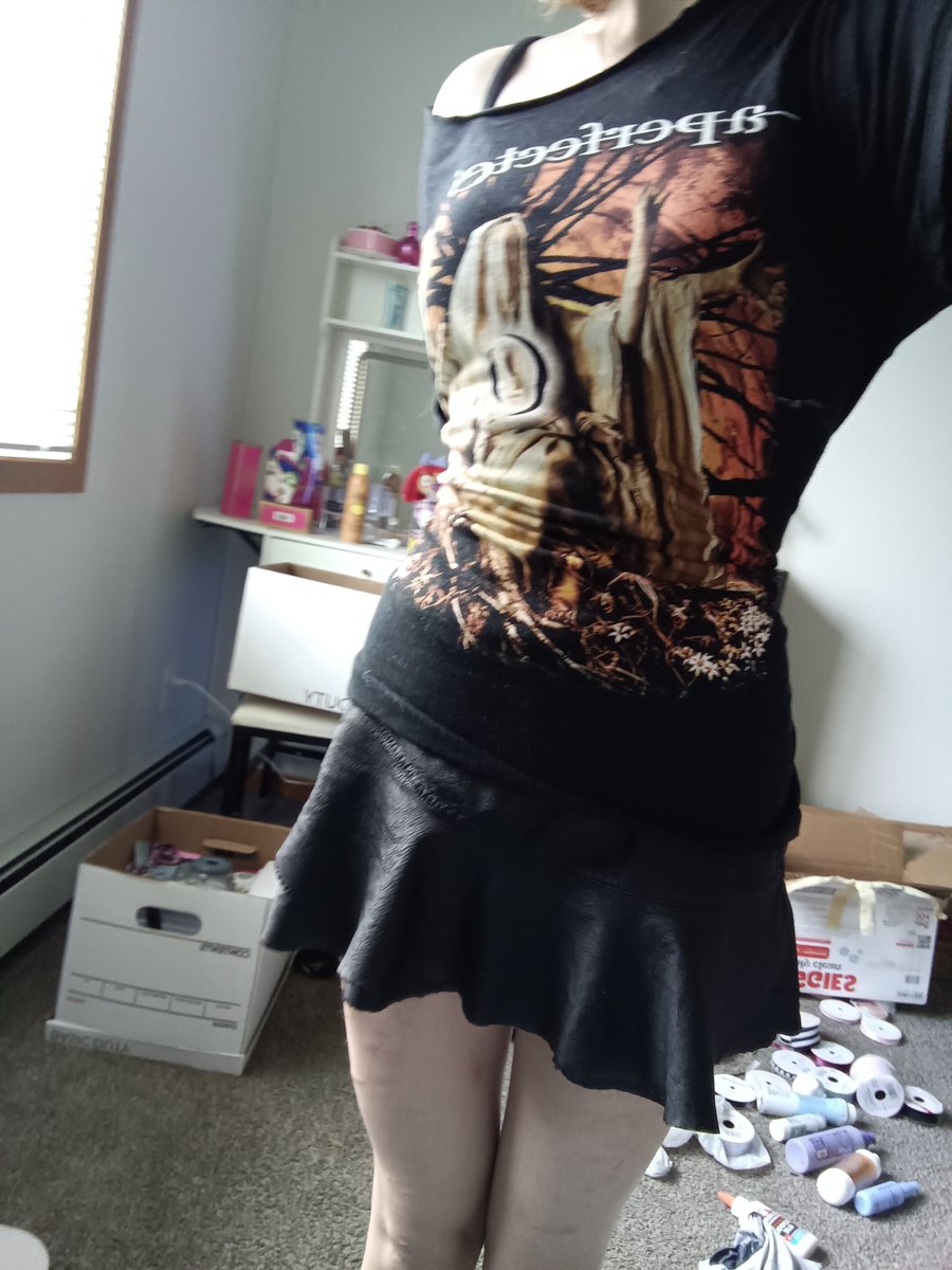 moesil2's tweet photo. Can u guys bully me into loosing weight    

Ignore how messy my room is I just moved in https://t.co/j7gHn26r87
