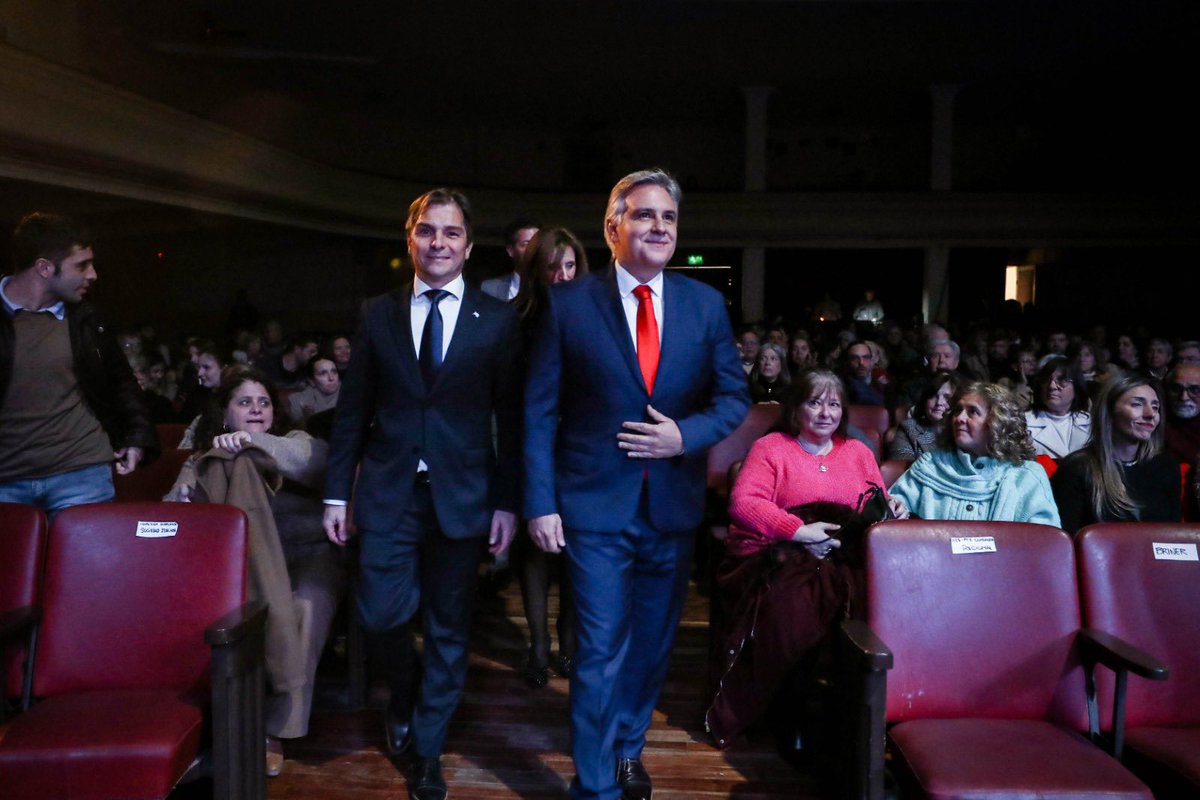 MartinLlaryora's tweet photo. En #BellVille compartí una hermosa noche cultural junto a la comunidad, celebrando el 130° aniversario de la Sociedad Italiana de Socorros Mutuos y los 80 años del histórico Teatro Coliseo, dos instituciones que forman parte de la identidad y la historia de esta querida ciudad cabecera del departamento Unión.

Fue un honor disfrutar de la presentación de la Banda Sinfónica Provincial y anunciar un aporte destinado a fortalecer el funcionamiento de este maravilloso teatro, uno de los grandes espacios culturales del interior cordobés.

Quiero reconocer el enorme compromiso de la Sociedad Italiana por sostener y poner en valor este lugar, mientras avanza el proceso para que el edificio sea declarado patrimonio. Cuidar estos espacios es preservar nuestra memoria, nuestra identidad y el acceso a la cultura para las próximas generaciones.

Desde #Córdoba vamos a seguir acompañando a las instituciones que mantienen viva nuestra historia, porque invertir en cultura también es invertir en comunidad, en encuentro y en futuro.

#HacerParaCrecer