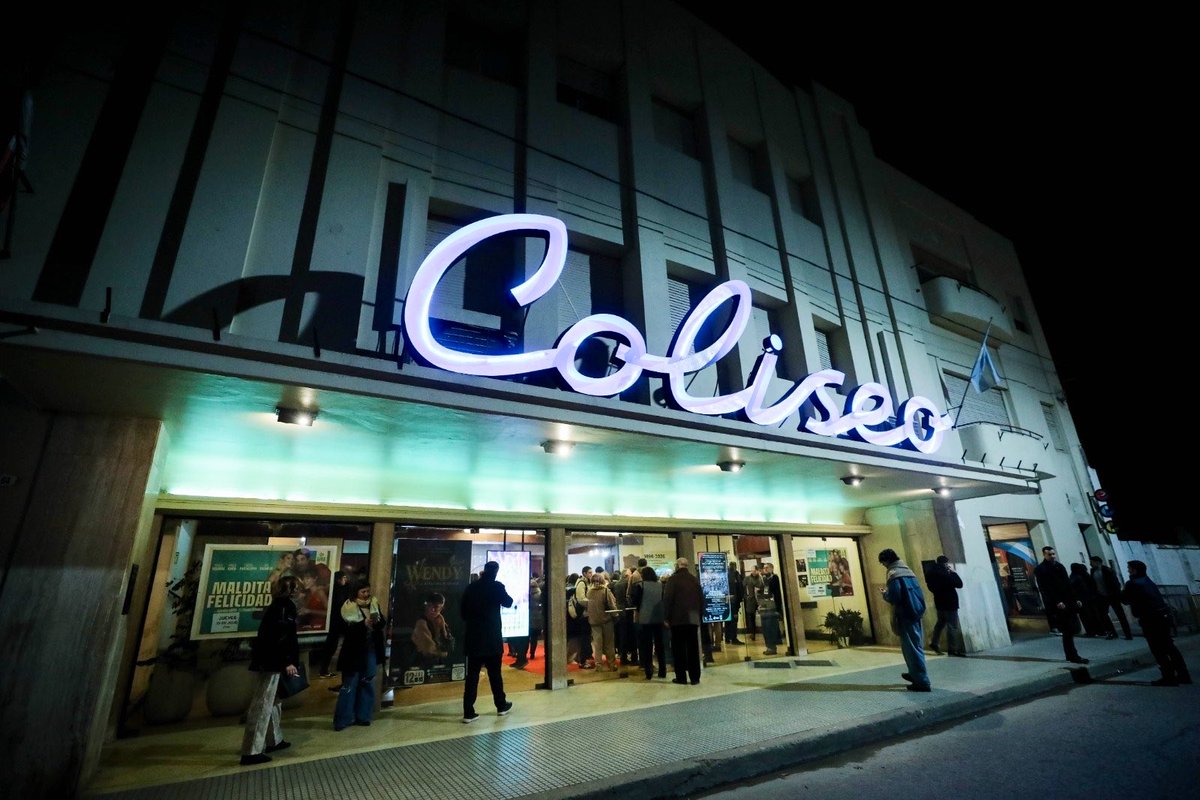 MartinLlaryora's tweet photo. En #BellVille compartí una hermosa noche cultural junto a la comunidad, celebrando el 130° aniversario de la Sociedad Italiana de Socorros Mutuos y los 80 años del histórico Teatro Coliseo, dos instituciones que forman parte de la identidad y la historia de esta querida ciudad cabecera del departamento Unión.

Fue un honor disfrutar de la presentación de la Banda Sinfónica Provincial y anunciar un aporte destinado a fortalecer el funcionamiento de este maravilloso teatro, uno de los grandes espacios culturales del interior cordobés.

Quiero reconocer el enorme compromiso de la Sociedad Italiana por sostener y poner en valor este lugar, mientras avanza el proceso para que el edificio sea declarado patrimonio. Cuidar estos espacios es preservar nuestra memoria, nuestra identidad y el acceso a la cultura para las próximas generaciones.

Desde #Córdoba vamos a seguir acompañando a las instituciones que mantienen viva nuestra historia, porque invertir en cultura también es invertir en comunidad, en encuentro y en futuro.

#HacerParaCrecer