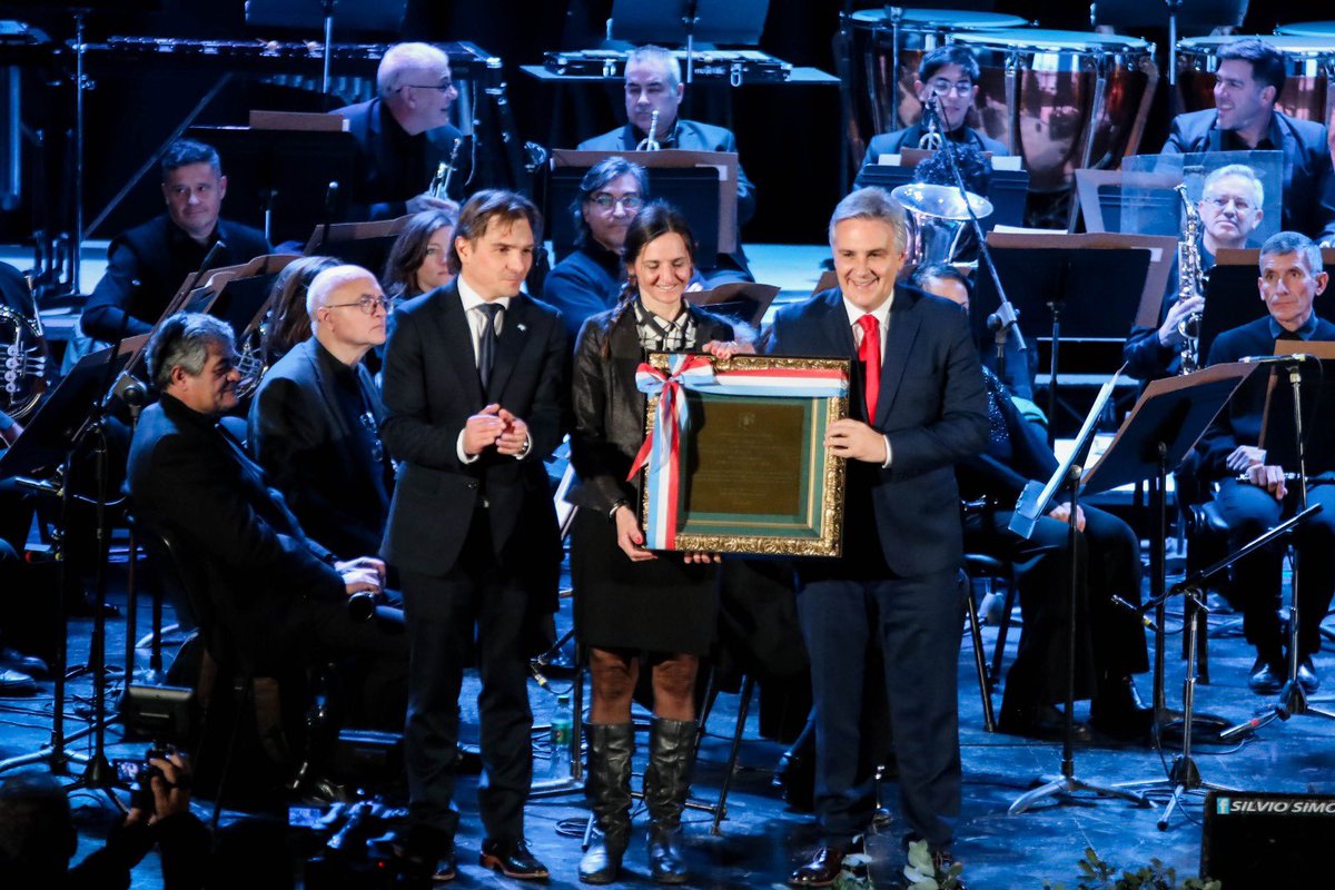 MartinLlaryora's tweet photo. En #BellVille compartí una hermosa noche cultural junto a la comunidad, celebrando el 130° aniversario de la Sociedad Italiana de Socorros Mutuos y los 80 años del histórico Teatro Coliseo, dos instituciones que forman parte de la identidad y la historia de esta querida ciudad cabecera del departamento Unión.

Fue un honor disfrutar de la presentación de la Banda Sinfónica Provincial y anunciar un aporte destinado a fortalecer el funcionamiento de este maravilloso teatro, uno de los grandes espacios culturales del interior cordobés.

Quiero reconocer el enorme compromiso de la Sociedad Italiana por sostener y poner en valor este lugar, mientras avanza el proceso para que el edificio sea declarado patrimonio. Cuidar estos espacios es preservar nuestra memoria, nuestra identidad y el acceso a la cultura para las próximas generaciones.

Desde #Córdoba vamos a seguir acompañando a las instituciones que mantienen viva nuestra historia, porque invertir en cultura también es invertir en comunidad, en encuentro y en futuro.

#HacerParaCrecer