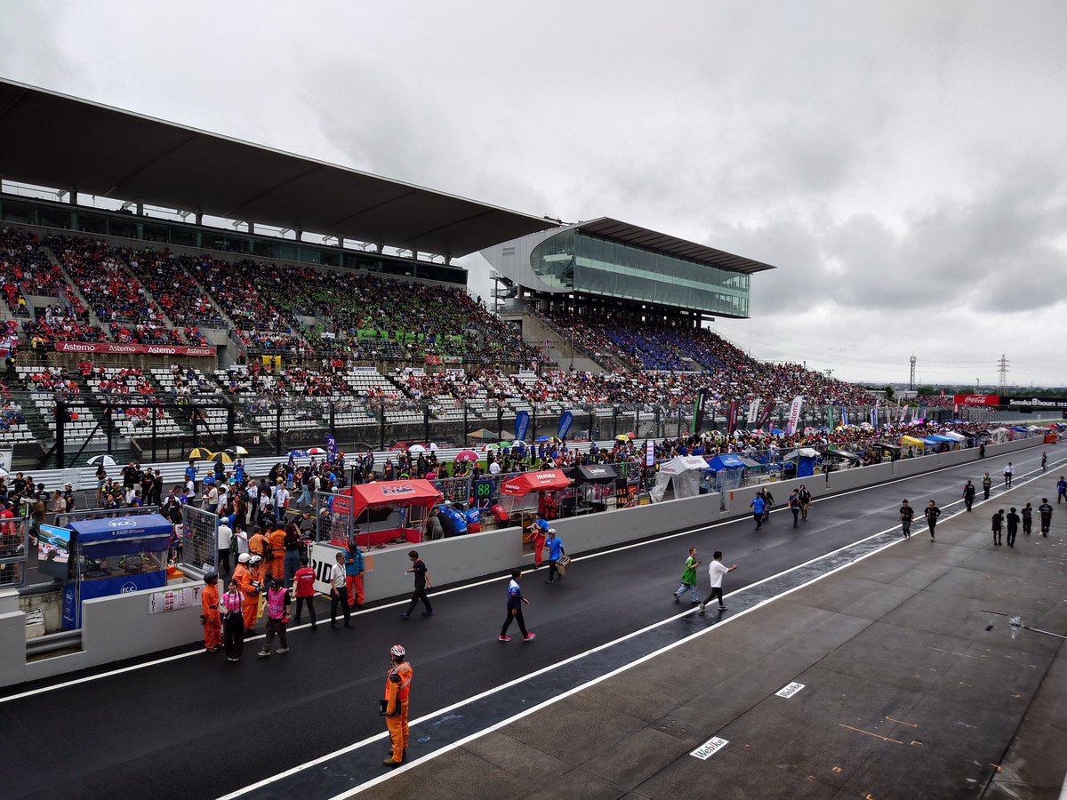 JINGsc57's tweet photo. スタートまであと30分

＃鈴鹿8耐 https://t.co/iL7qBXZ8F4