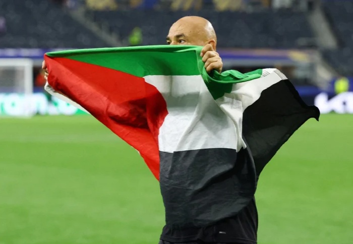 mskamel's tweet photo. حسام حسن وعلم فلسطين
بقلم: محمد شريف كامل*
4 يوليو 2026
https://t.co/zhwOJWXrZ0
...هناك يقين ثابت في وجدان الشعوب العربيه وعلى رأسها شعب مصر أن فلسطين هي قضيتنا، وأنه مهما عمل الغرب والصهيونيه العالميه ومهما فعل عملائهم القابعين على عروش المنطقه، فإن فلسطين هي البوصله.... https://t.co/px94b8r10J