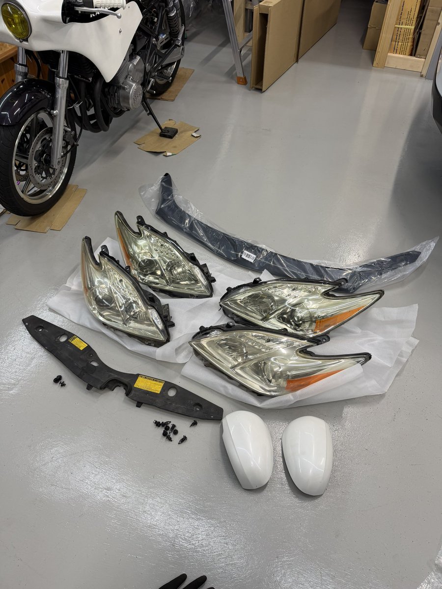 Ryuuuuki_zn6's tweet photo. 足車の30プリウス納車されてました。
（1週間前）

僕は異常者なので、本物🇺🇸とOEMのUSヘッド両方買いました。

メインカーですら本物ヘッド入れてないのに…

ストックでお金かけずに楽しんでいきたいと思います🤞🏻 https://t.co/LyQWj5o2f3