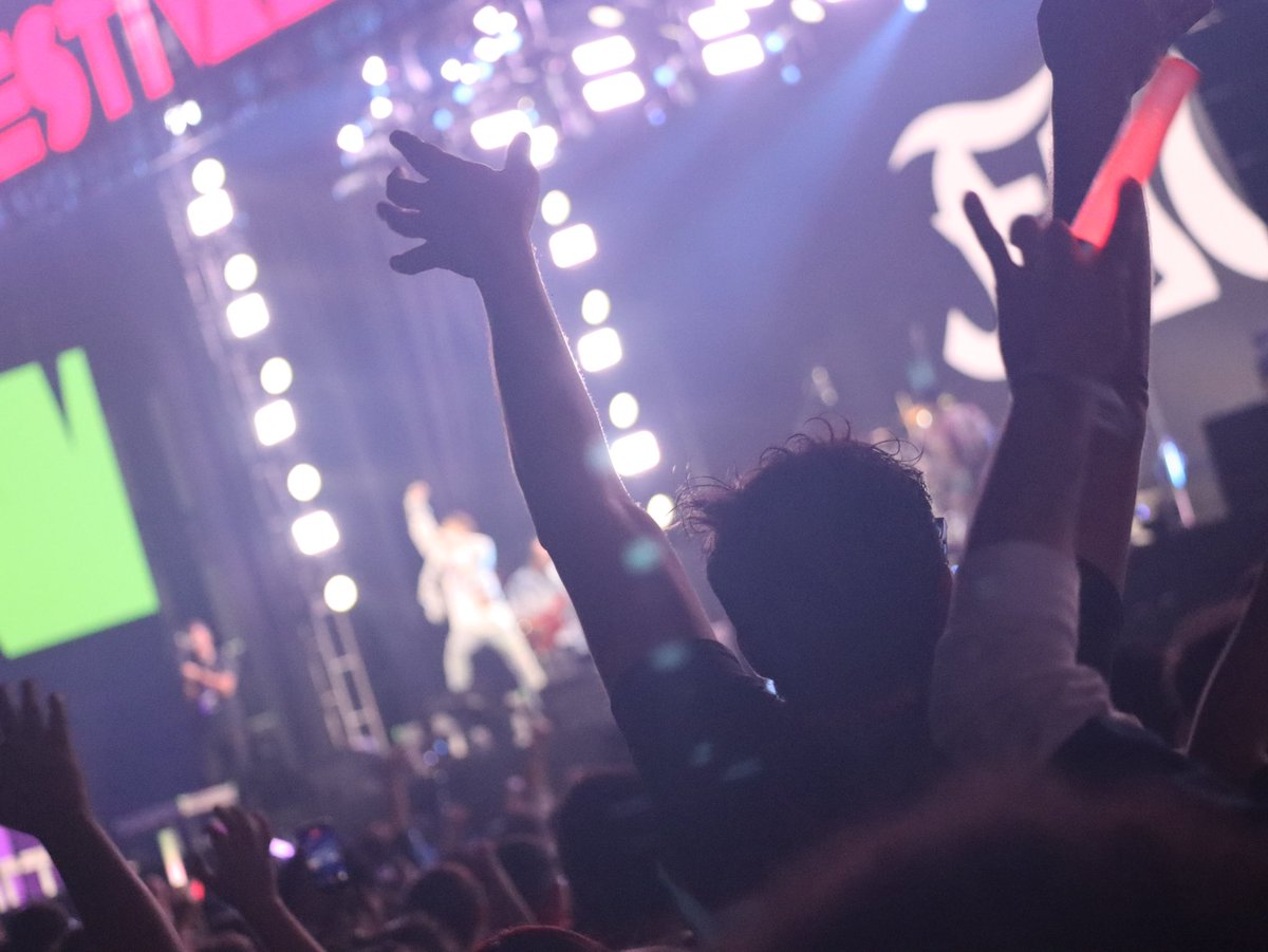 TAKE_FLOW's tweet photo. Do-mo 
#AnimeFriends #AF26 #AnimeFriends2026

NANOちゃんとコラボで
「ブルーバード」

BURNOUT SYNDROMESのみんなが「GO!!!」で乱入

muito obrigado🇧🇷 https://t.co/WVq360Vpmi