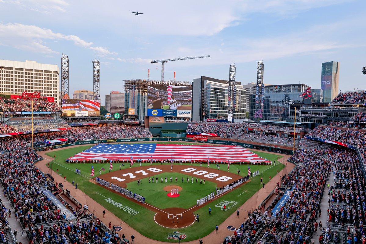 MLB's tweet photo. #4thOfJuly festivities 🇺🇸 https://t.co/SrCXnqM2LG