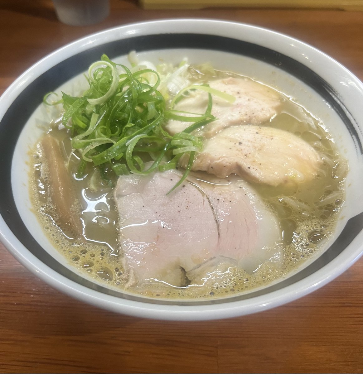 34Jobs's tweet photo. 醤油と貝と麺 そして人と夢@塚本
● カニとカキ出汁のらあめん（温）
朝ラー、SNS限定と いつの間にかスープ量とTPバランスも取りながら巧みなSNS集客を含めて進化！
冷やしで本領発揮かと思われたが敢えて温！

🅿️: 阪高ファインパーク塚本27分/¥100
#人と夢 #ラーメン #つけ麺 #日本麺リフト協会 https://t.co/AMMts4FB1G