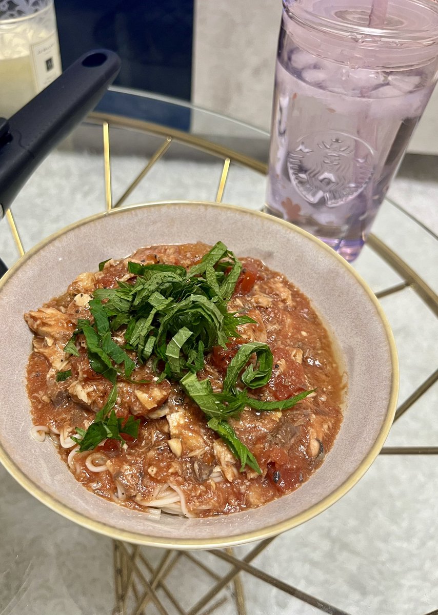 m_oon_61's tweet photo. 昨日作ったトマトサバそうめん美味しすぎたから共有🍅🐟
トマト缶とサバの水煮(汁も全部入れる)とオリーブオイルとレモン汁とめんつゆ混ぜて冷やしておく＋そうめん冷水でしめてのせるだけ❣️最後にオリーブオイル一周かけると美味しい😼2玉ぺろっと食べれた😗 https://t.co/pb29URKrni