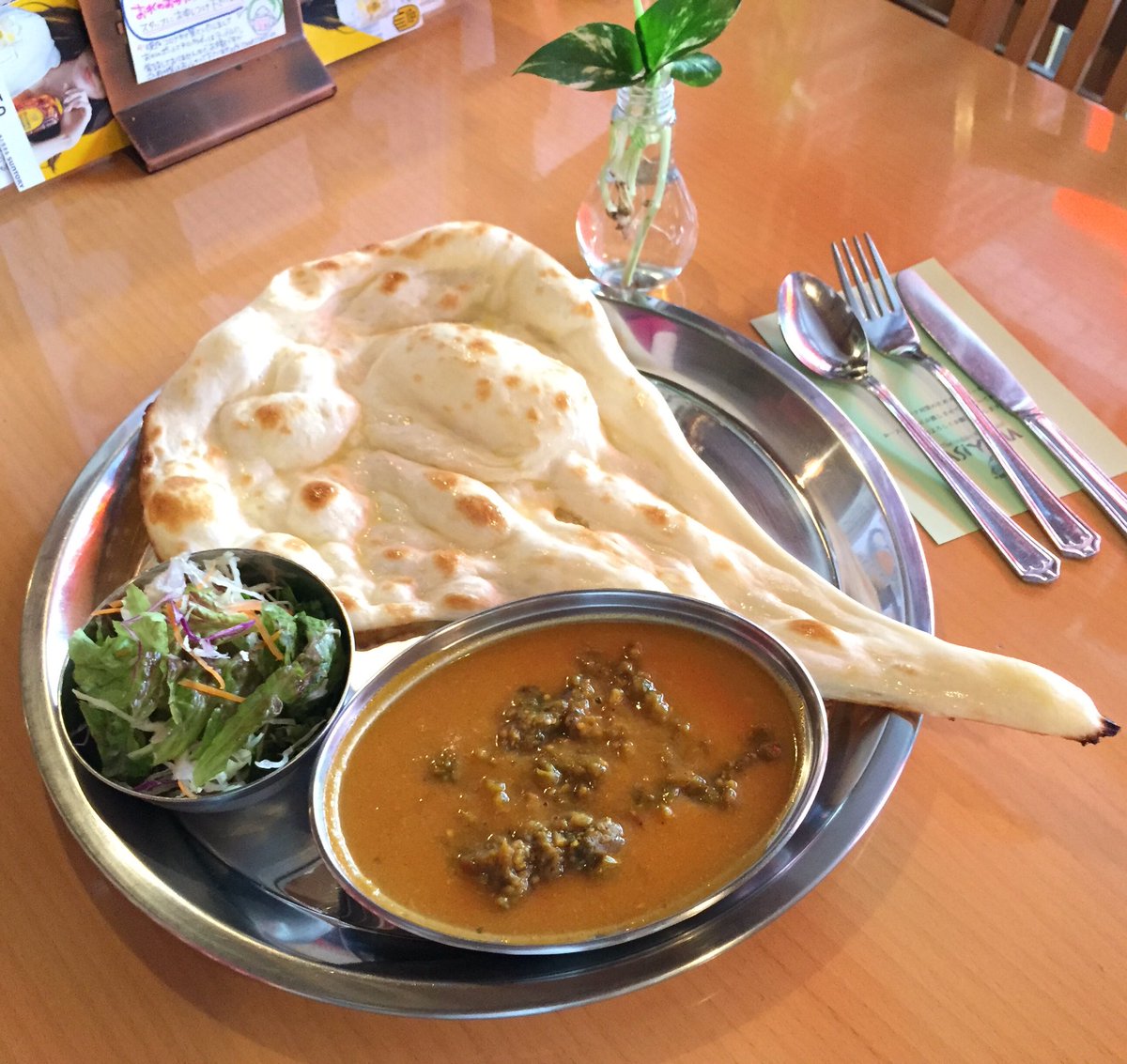ASIYANA_curry's tweet photo. ナマステ！
インド料理アシヤナ難波店です。
本日の日替わりは｢茄子バルタ｣です！
タンドールでじっくり焼いた茄子をミンチ状にして、玉ねぎやニンニクなどのスパイスと合わせてます。
タンドールで焼くことで茄子の旨味がギュッと凝縮します！

皆様のご来店をスタッフ一同、お待ちしております😊 https://t.co/62xAMgjlcb