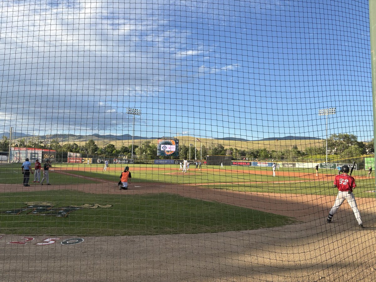MaxxKolbe's tweet photo. @SwipeWright @buttonslives Minor league baseball up here in the mountains https://t.co/JsnIbRWQH8
