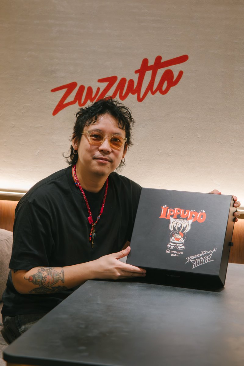dacobkk's tweet photo. 【バンコク】IPPUDO×人気ストリートアーティスト「BENZILLA」の限定コラボが7/7〜9/30開催！
https://t.co/JOWQ1RushU

「LOOOK」でおなじみ三つ目エイリアンが丼やTシャツ、キーホルダーになって登場します。

コラボ限定「チキン白湯ラーメン」も見逃せない🔥主要7店舗で

#バンコク #タイ #IPPUDO https://t.co/X0m7ZANxBt