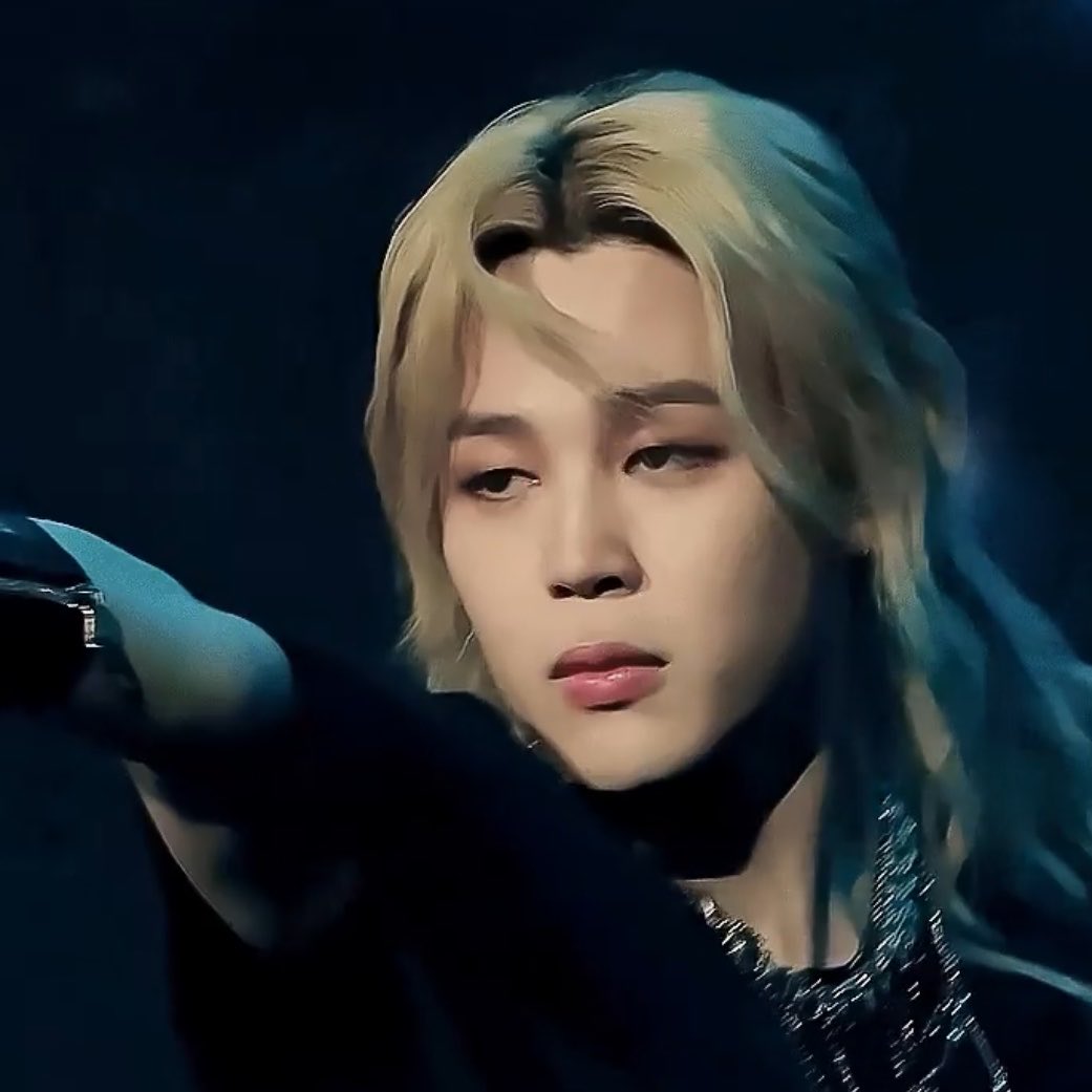 servcuntmin's tweet photo. the fact someone just looks like this is beyond me like he’s genuinely other worldly type beautiful https://t.co/7kiTizwHZy