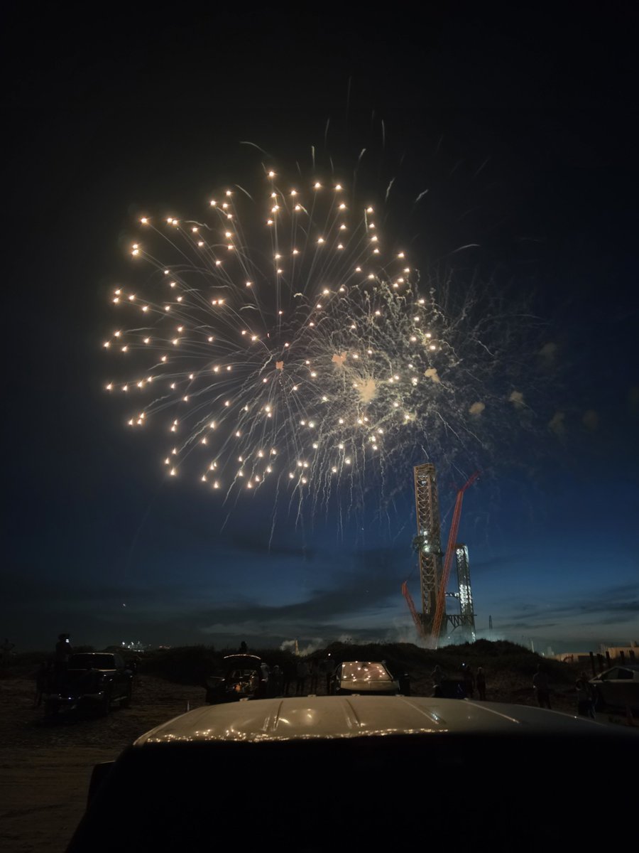 EHoeppner31323's tweet photo. SpaceX fireworks Beautiful weather too. Happy Fourth everyone😎🇺🇸🗽❤️ https://t.co/1RoU3U6qA2