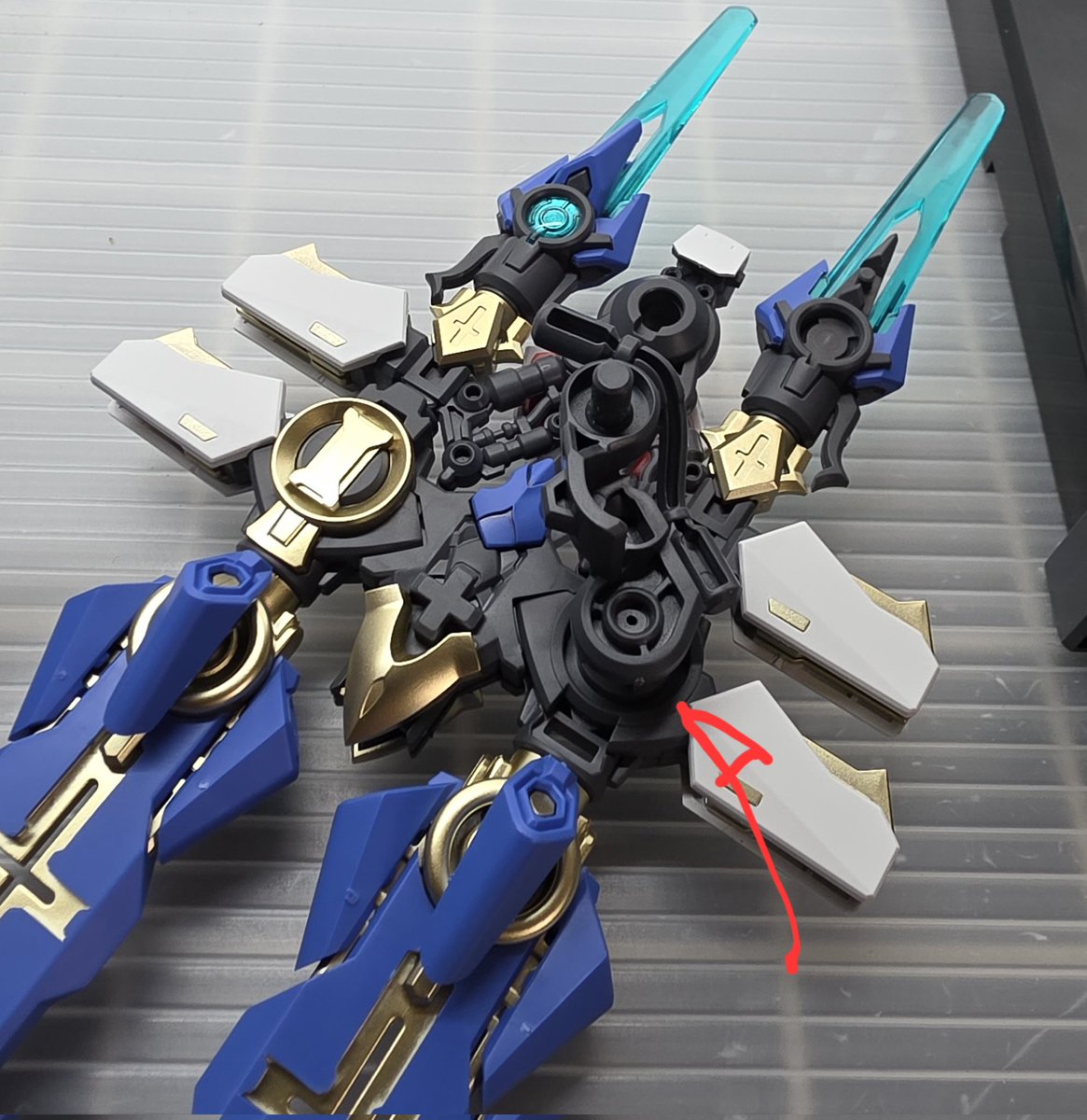tikasitu's tweet photo. 機神コラーダ、組み途中だけど射出形態(モドキ)が再現出来た。
柄の金パーツ付けずにその穴を使う感じ。

#コトブキヤ https://t.co/jDDPMf7mOp