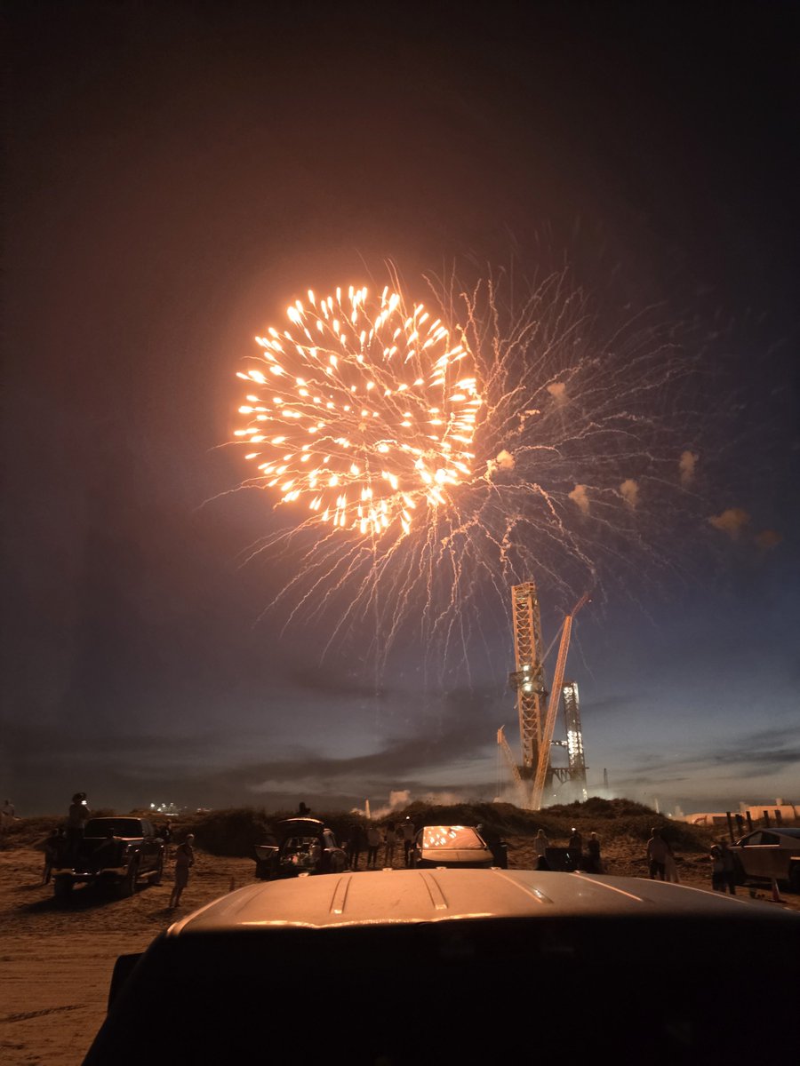 EHoeppner31323's tweet photo. SpaceX fireworks Beautiful weather too. Happy Fourth everyone😎🇺🇸🗽❤️ https://t.co/1RoU3U6qA2