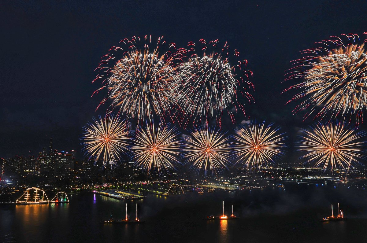 GaryHershorn's tweet photo. Macy's 4th of July Fireworks Show launch from the Brooklyn Bridge and from barges in the East River in New York City, Saturday evening #newyork #newyorkcity #nyc #july4th #MacysFireworks @Macys https://t.co/vIJ8GIR9eq
