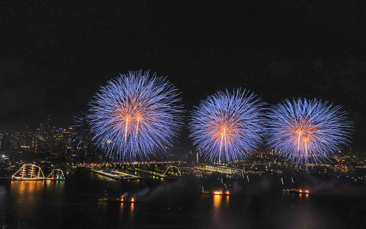 GaryHershorn's tweet photo. Macy's 4th of July Fireworks Show launch from the Brooklyn Bridge and from barges in the East River in New York City, Saturday evening #newyork #newyorkcity #nyc #july4th #MacysFireworks @Macys https://t.co/vIJ8GIR9eq