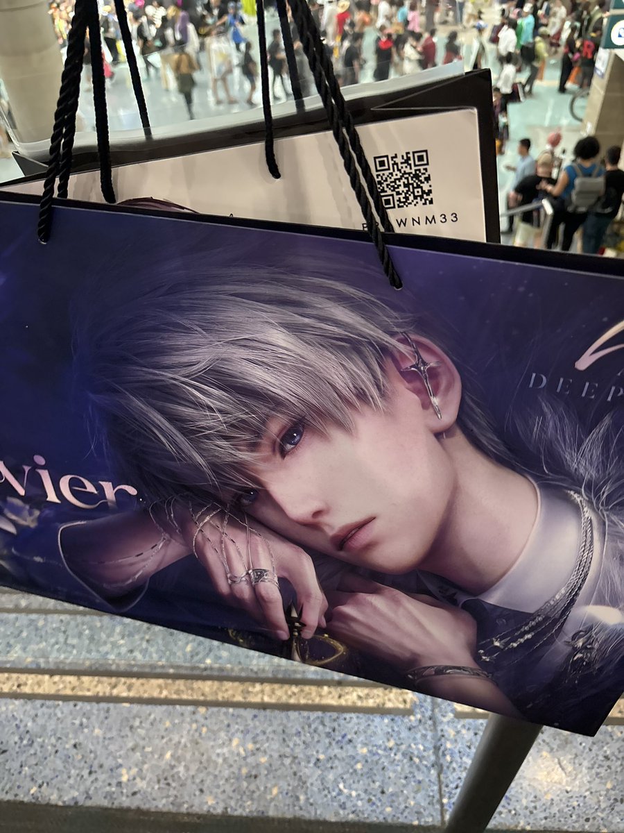 duburina's tweet photo. as soon as i left the freebie both with a caleb bag i got swarmed by about 5 miss hunters begging me to trade #ladiesladies one at a time https://t.co/zx3VWkKDVg