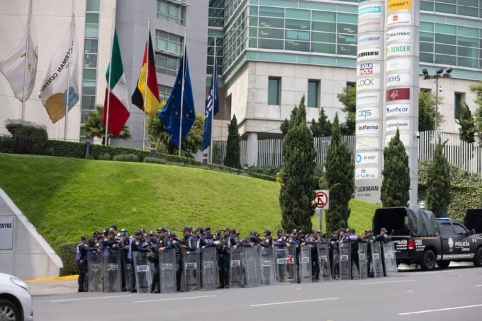 Central_CM's tweet photo. Autoridades desplegaron un fuerte #operativo con policías, Guardia Nacional y vallas en el hotel donde se hospeda la selección de #Inglaterra en Santa Fe. 🏴󠁧󠁢󠁥󠁮󠁧󠁿 #CDMX https://t.co/VVoemRmBIE