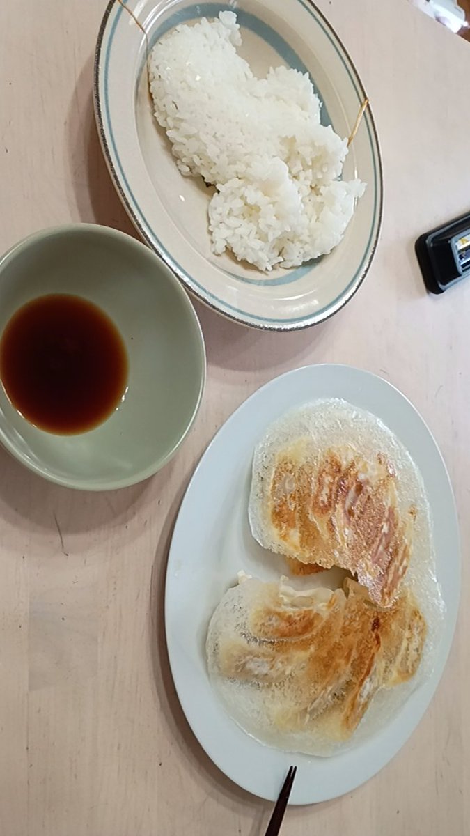 rinapoohjazz's tweet photo. 私にもできた

フライパンからひっくり返すの

餃子の王将さまさま https://t.co/kQJTaDNEFo