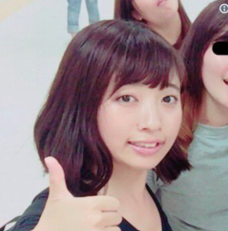 U6k7GnTqyLPlEvF's tweet photo. 知名度SSS　森野美空

女子大生スマホ自転車死亡事故

２０１７年１２月１７日、
午後１５時３５分ごろ

神奈川県川崎市•麻生区
にある商業施設
「新百合ヶ丘マプレ専門店街」
の前の歩道において

電動自転車に乗っていた
当時20歳だった女子大生•森野美空が
77歳の高齢女性であった
米沢晶子さんに衝突し、
死亡させるという事故を起こした。

事故を起こした際に
森野は左手にカフェで購入した
カップ入りの飲み物を持っていて

なんと右手にはスマホを持ち
右耳にイヤホンまでしていた。

また自転車にまたがって
駐輪場を出た後に
「バイク・自転車侵入防止柵」を抜け、
歩道にまで侵入していた。

森野は事故を起こす直前まで
スマホの操作を行っていて
米沢さんの存在に
全く気付かなかったとのこと。

そのため森野はブレーキをかけずに
時速約9,3キロメートルもの速度で
米沢さんに衝突し
あまりの衝撃に
米沢さんはコンクリートの歩道に転倒し
頭を強く打ってしまい
動けなくなってしまった。

だがこの時に森野は
すぐには救急車を呼ばずに
遊びの約束をしていた友人に対して
LINEで「すぐに行けなくなった」
というメッセージを送っていた。

森野は警察から
事情聴取を受けたのちに
逃亡の恐れがないと判断され
身柄自体は高速されず
重過失致死罪で在宅起訴されたが

なんと森野は事故を起こした
わずか３か月後に
友達と一緒に花見を行い
その時に笑っている写真が
インスタグラムにアップされた。

起こした事故の悪質性や
過失で人を
死なせてしまったことに対する
反省のかけらもないことから
あまりの森野の非常識ぶりに
ネット上で大炎上となった。

さらに森野の父親も
非常識な人物で
裁判に出席した際に
被害者の夫から
「あれだけの
　事故を起こしておいて
　どうしてお花見に
　行くことが出来たのか？」
と問い詰められた際に

「交通事故を起こした人間は
　花見禁止という法律でもあるのか？」

などと発言して、謝罪するどころか
むしろ開き直ったとのこと。

２０１８年８月２７日、横浜地裁で
被告人である森野に対して
禁固２年執行猶予４年の
判決が言い渡された。

検察側は、
悪質な危険運転の末に
被害者が亡くなっていることや
事故を起こした後に、
お花見に行くなど
反省の色が全く見られないことから、
執行猶予無しの実刑判決を求刑していて

世間からもこの甘すぎる判決に対して
「人が死んでるんだぞ！」
と怒りの声が多く寄せられた。

だが交通事故が原因の
過失致死罪や、重過失致死罪は
不起訴となるケースも多く、
執行猶予付きでも有罪判決というのは、
非常に重い量刑であったとされる。

また森野は
事故を起こしたことが原因で
通っていた大学を退学処分となり
ネット上で個人情報が特定されているので
社会的な制裁をすでに受けていることが
量刑に影響したと思われる。

２０２６年現在、
森野についての情報は不明だが
就職やバイトについては
ネット上で
顔写真や名前が出回っているので
かなり難しいと思われ

そして被害者遺族から
多額の賠償金を請求されているので
お先真っ暗の
人生を送っていると推定される。