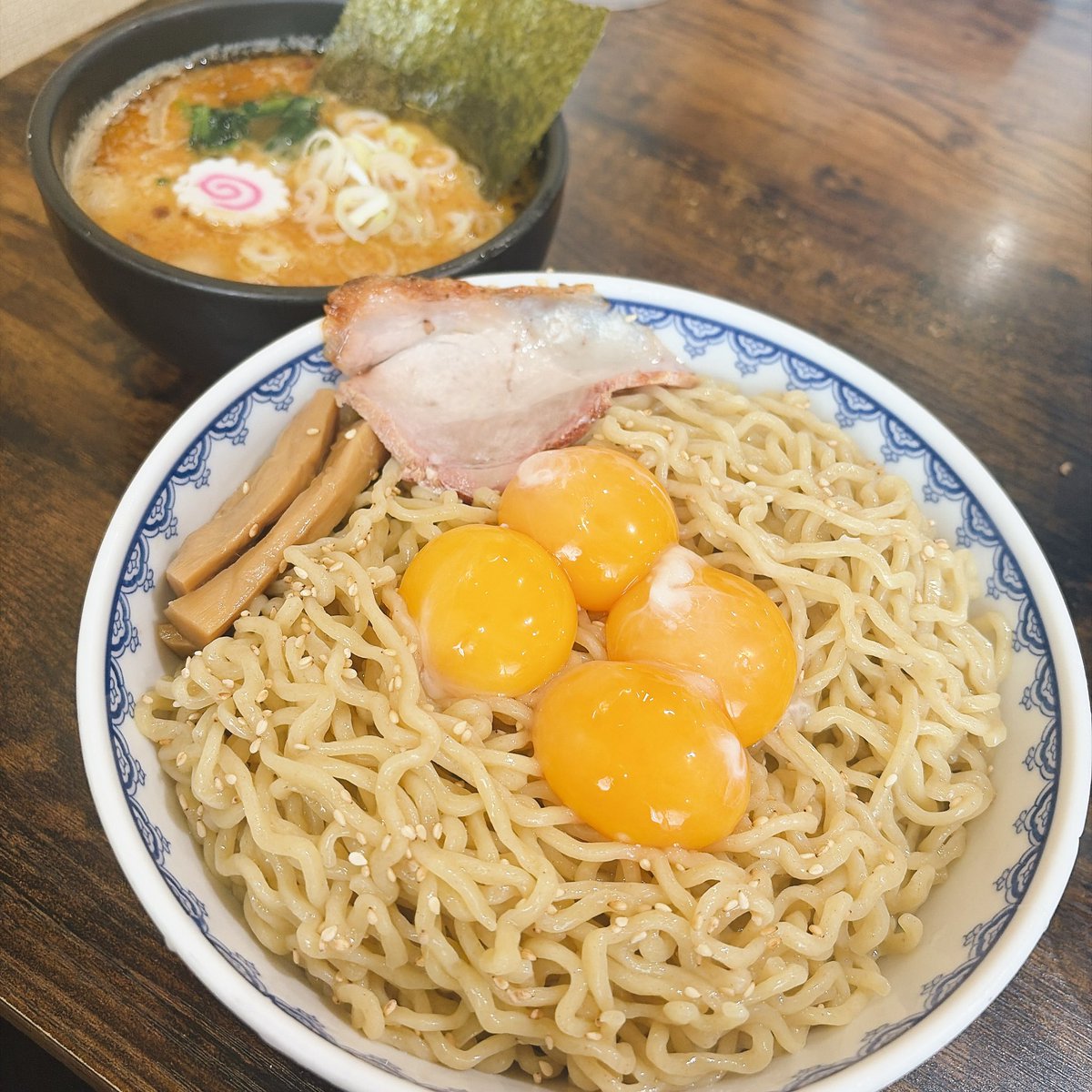 seichioikaketai's tweet photo. フォロワー様㊗️800記念
麺活🍜雪ぐにさん☃️
つけ麺メガ　生卵❹
【能書不要】
卵黄乗っけ麺→RKM
酸味、山椒程よく効いた味噌つけだれ
それに潜らせてSUSURU〜昇天
卵不使用のリニュ��アル麺
相変わらずの逸品
流石の柴田マジック
アレルギーの方には���報です
TEAM雪ぐにの皆様ご馳走様でした
#雪ぐに https://t.co/hw6U85tDHI