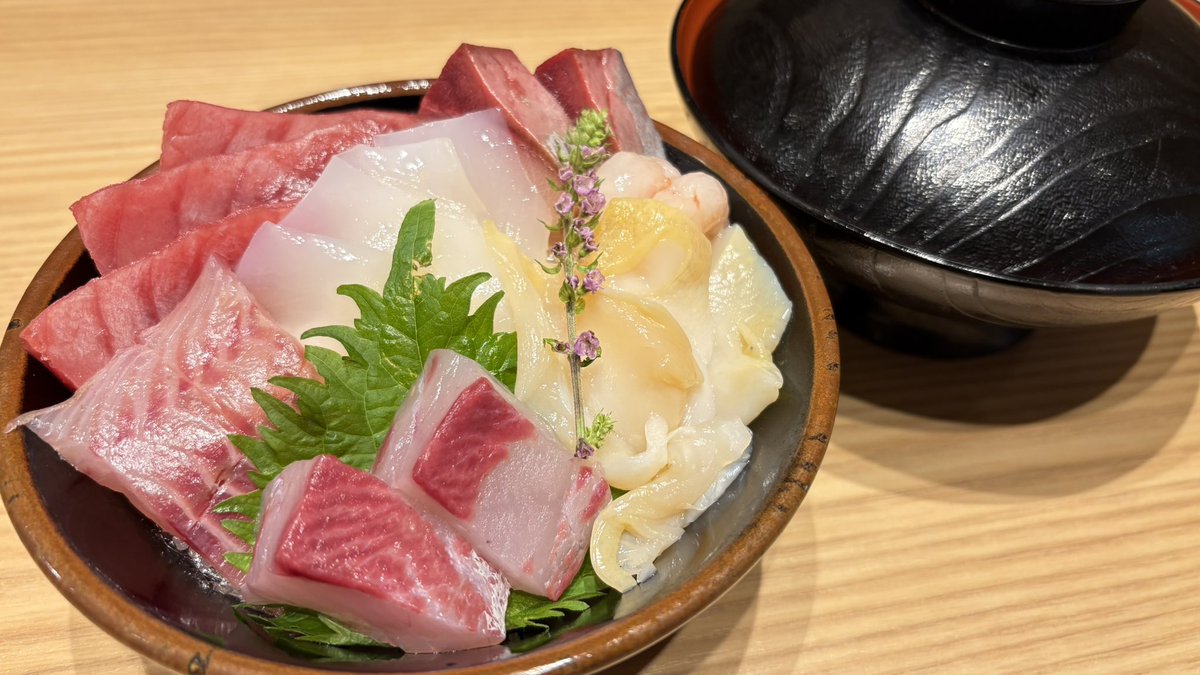 uochu_suemasa's tweet photo. 本日もヤります！
『産地直送！ともよサン貫盛り』
・スギ(昆布塩)
・イトヒキアジ(漬け)
・ハチビキ(炙り)

『魚屋の日替わり海鮮丼とアラ煮セット』

ぜひ召し上がって頂きたい！
『丸ごと鮑の醤油麹漬け天ぷら』
身は柔らかく仕上がってます！

日曜日もお食事は
名古屋西店で。 
#uochu https://t.co/a2ETUmiVNl