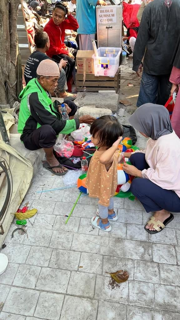 LiaAfri03881071's tweet photo. Gimana sih rasanya jualan kalian ga laku tapi sebelah laris manis🥹
Buat warga Bekasi kalo ketemu Bapak ini tolong bantu dilarisin yaa 🙏
Sehat selalu ya Bapak, semoga dagangannya laris manis 🙏🙏
Cc: dony_dongsoe https://t.co/Id2X0GLtOQ