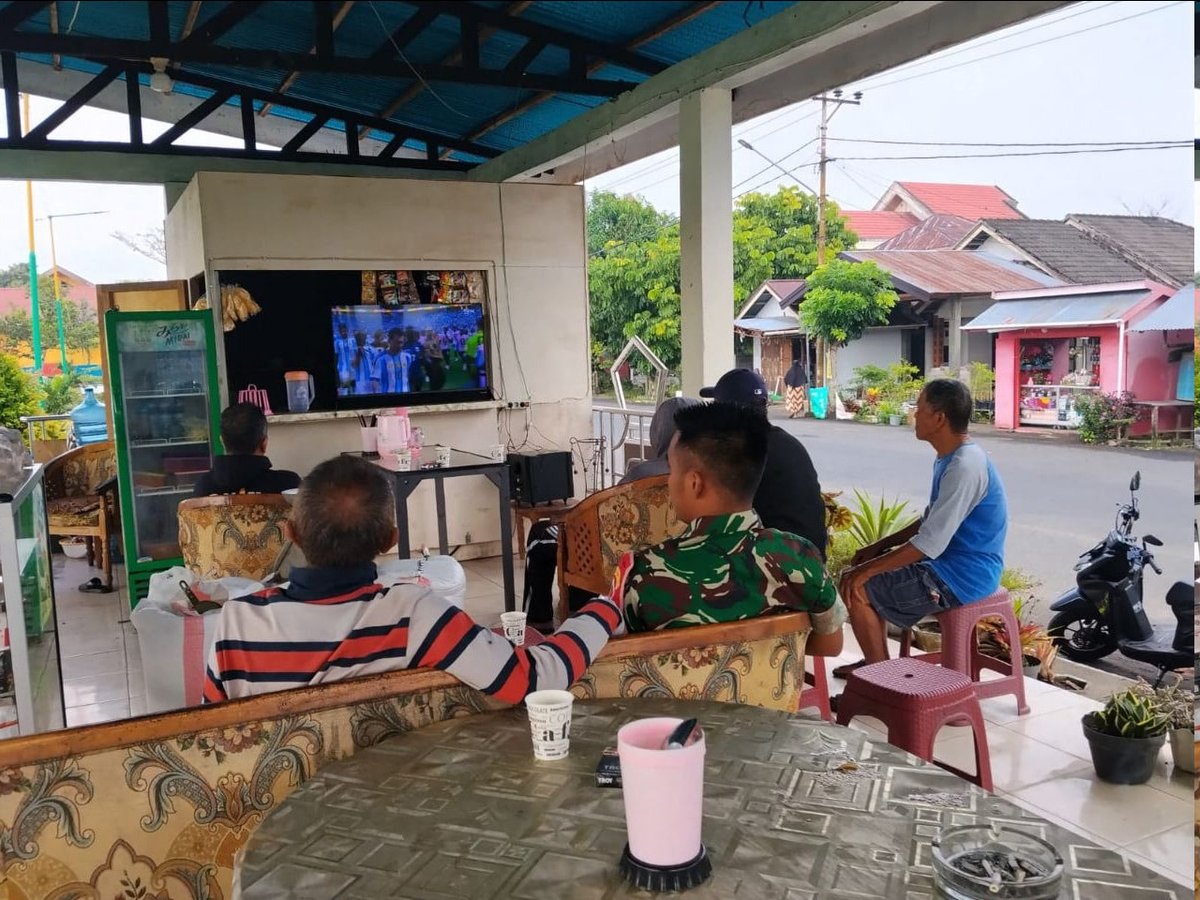 KodimBolmong's tweet photo. Dari Layar Kecil Tumbuh Kebersamaan, Babinsa dan Warga Nikmati Nobar Penuh Keakraban | KILAS SULUT
https://t.co/j8IghlDQvF https://t.co/SX0zzzC80F