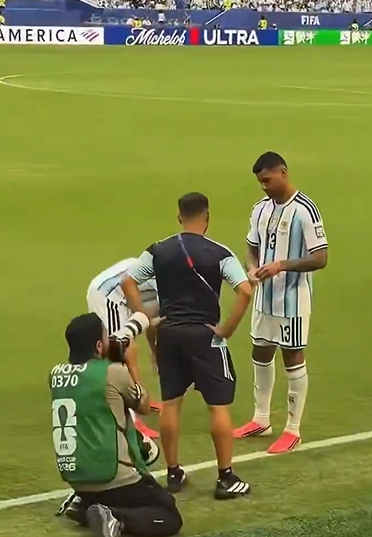 TouchlineX's tweet photo. 🚨 𝗗𝗜𝗗 𝗬𝗢𝗨 𝗞𝗡𝗢𝗪: During the match between Argentina and Cape Verde, Cuti Romero asked for some Holy Water.

Lisandro Martinez brushed it on his legs; Cuti brushed it on his head as they prayed together on the sideline. 

Later on in the match, Martinez scored a left-foot banger and Romero scored a header.