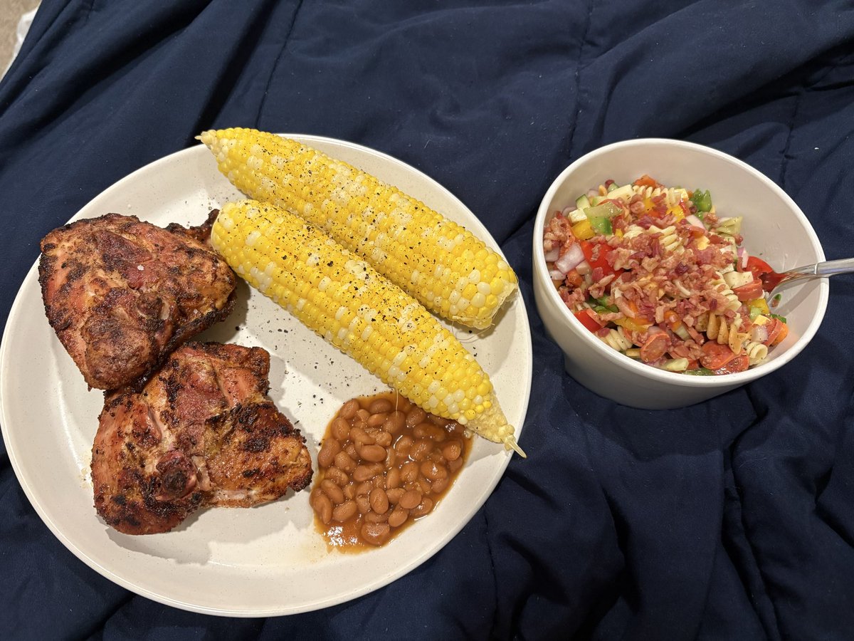 JSGeek01's tweet photo. Happy 4th of July, everybody! Having a late dinner at night while people launching their fireworks outside. Just grilled chicken, corn on a cob, baked beans, and a pasta salad. https://t.co/8QzUoGm8hb