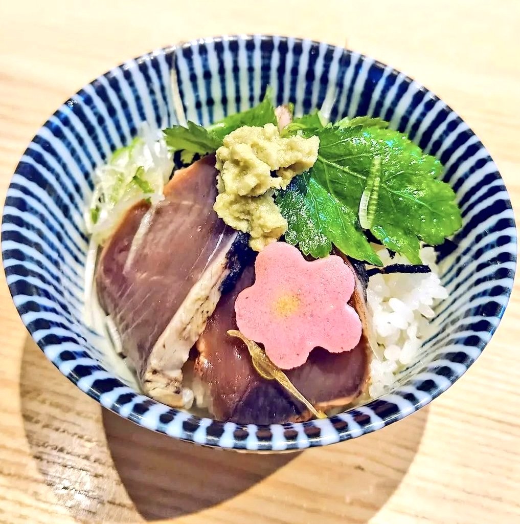 ramenkaiho's tweet photo. 🐟️牧野カツオは7/21㈫までの限定です🐟️
カツオ増しでご注文頂くと〆の出汁茶漬けまでメイン級にお楽しみ頂けます🥰
残しておいた具材をご飯に盛り付け
上からスープをかけて召し上がれ💞 
(スープにinではなく温かいご飯にスープをかけると表面に固まってきている鶏脂が溶けて美味です！) https://t.co/9EujKErm0R