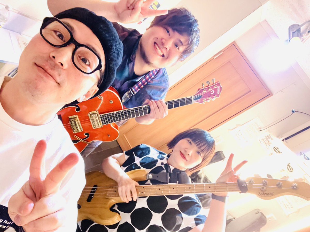 aramakijake490's tweet photo. 昨日は中目黒SPARKJOYにてflamboyband企画ライブ（まいりりっくvol.11＆須々木倫太郎BD）でした！45分8曲を演奏しました。観てくださった皆さま、本当にありがとうございました！今回はInstagramに演奏中の動画もアップします、ぜひ観てください◎
次回ライブは8/11（火・祝）町田The Play Houseです！ https://t.co/KQ4xn7fjwS